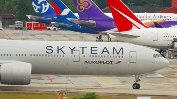 Aeroflot plane at Phuket airport — Vídeo de stock