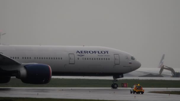 Aeroflot taxiing in the rain — Stockvideo