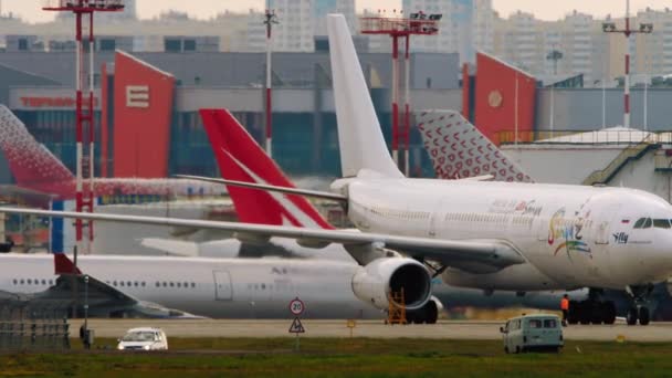 Iflay passenger plane at airfield — Vídeos de Stock