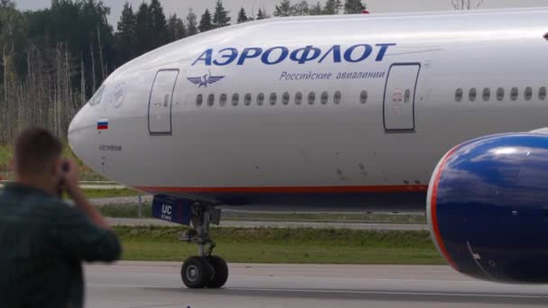 Boeing Aeroflot rides on taxiway — Stockvideo