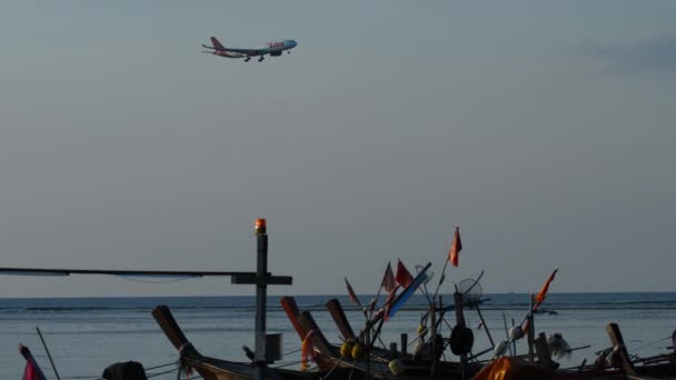 Airplane Thai Lion flies over the sea — Video Stock