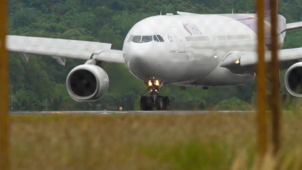 Airbus A330 of Thai arrive — Vídeos de Stock