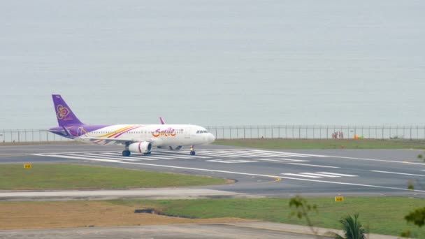 Thai Smile taxiing into the runway — Stock video