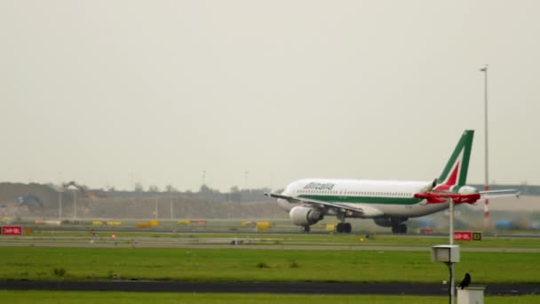 Το αεροπλάνο της Alitalia απογειώνεται — Αρχείο Βίντεο
