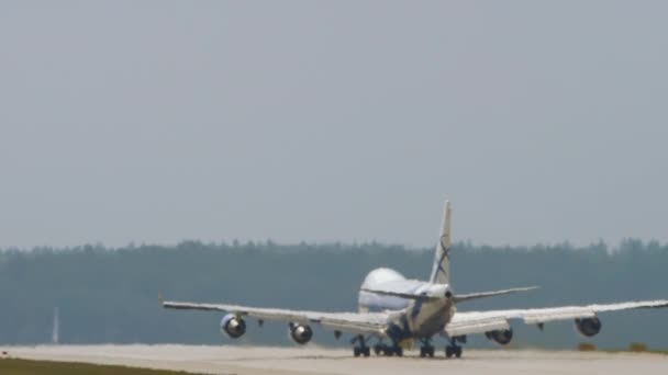 Boeing 747 cargo departure — Stockvideo
