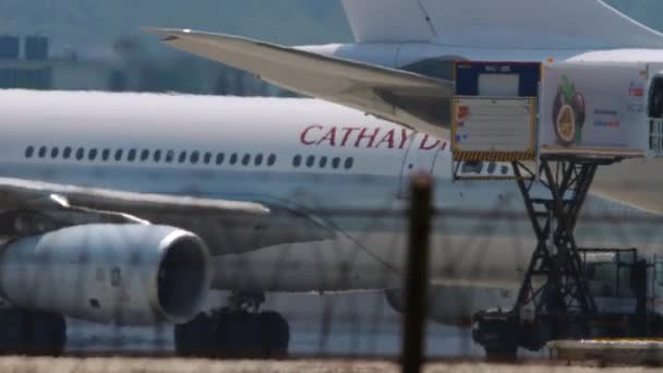 Airplane of Cathay Dragon towed — Vídeo de Stock