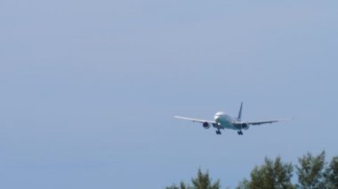 Uçak inişe geçiyor.