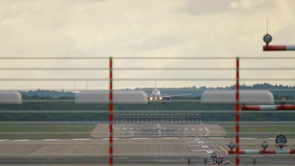 Framifrån vid landning av flygplan — Stockvideo