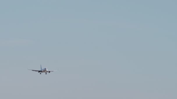 Passenger jet descending — Video