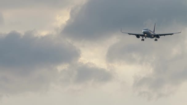 L'aereo vola nel cielo nuvoloso — Video Stock