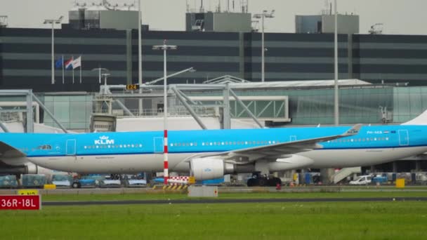 Side view, KLM airplane at taxiway — Αρχείο Βίντεο
