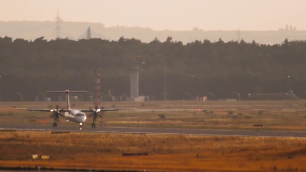 Turboprop aircraft at sunset or sunrise — 图库视频影像