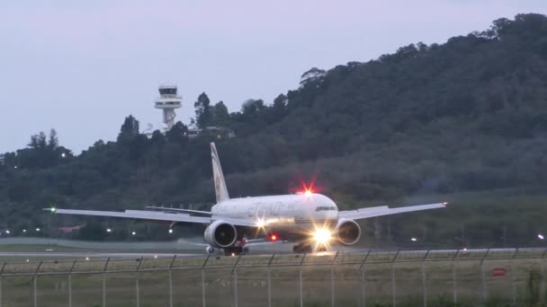 Boeing 777 Etihad arrives in Phuket Lizenzfreies Stock-Filmmaterial
