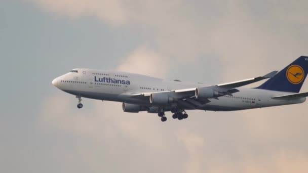 Boeing 747 Lufthansa flies, side view — Stock videók