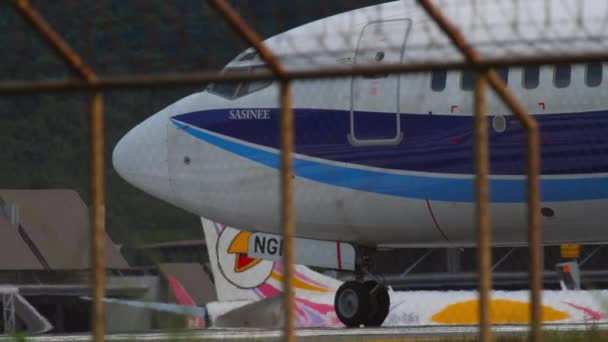 New Gen Airways at Phuket airport — Vídeos de Stock