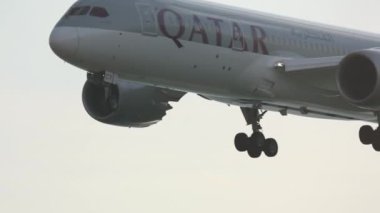 Katar Havayolları iniyor