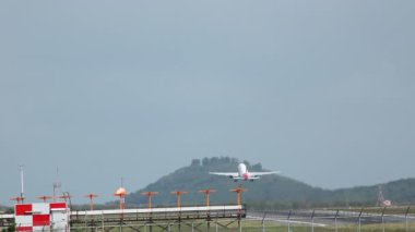 Jet uçağı kalkıyor ve tırmanıyor.