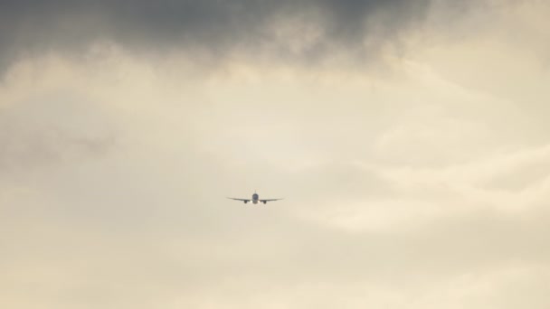 Vliegtuig nadert in bewolkte lucht — Stockvideo