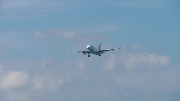 Avión Thai Smile está volando — Vídeo de stock