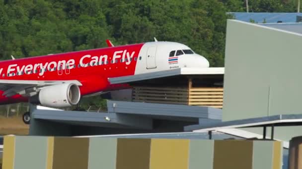AirAsia landning i Phuket — Stockvideo