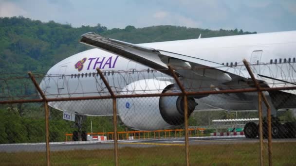 Boeing Thai Airways на злітно-посадковій смузі — стокове відео