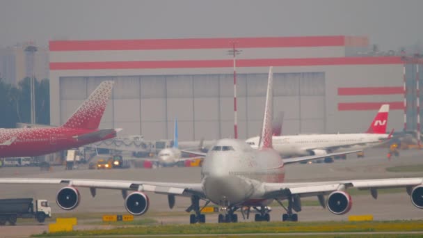 Pasażerowie Boeing 747 Rossiya taksówki — Wideo stockowe