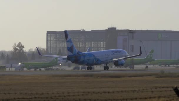 NordStar Airlines приземляється і гальмує — стокове відео
