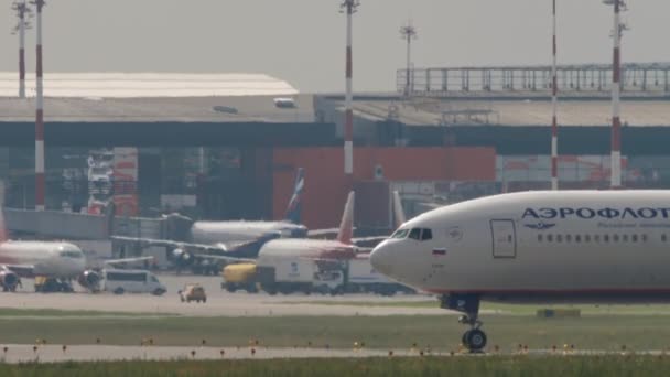Vliegtuig van Aeroflot op het vliegveld — Stockvideo