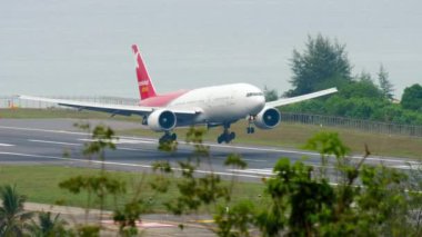 Boeing 777 Nordwind geldi.