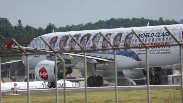 Airbus AirAsia на злітно-посадковій смузі — стокове відео