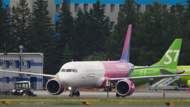 Pesawat Wizz Air naik — Stok Video