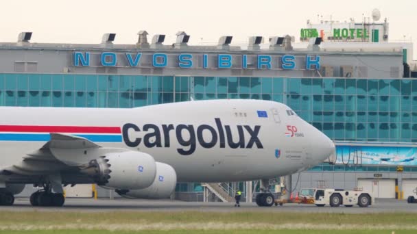 Boeing 747 CargoLux rebocado — Vídeo de Stock