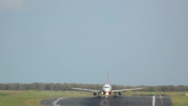Avión a reacción despega, al final de la pista — Vídeo de stock