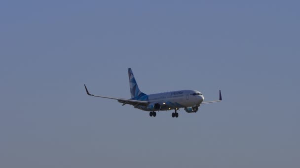 NordStar Airlines schodzące do lądowania — Wideo stockowe
