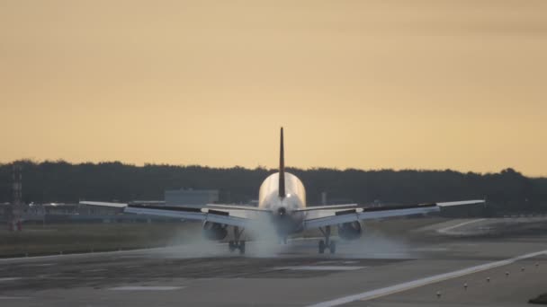 Uçak altın günbatımında açılış — Stok video
