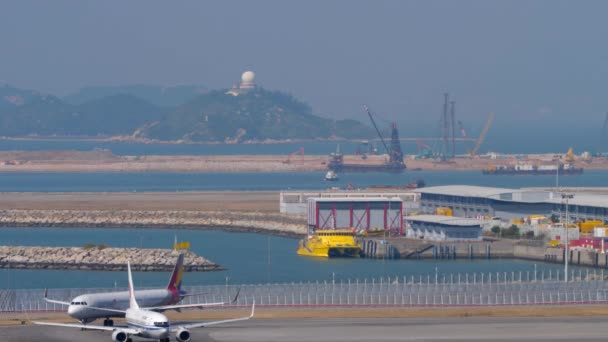 Hong Kong Havaalanı'nda uçak — Stok video