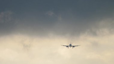 Karanlık gökyüzünde uçar uçak