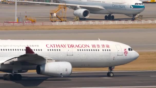 Flygplan av Cathay Dragon på banan — Stockvideo