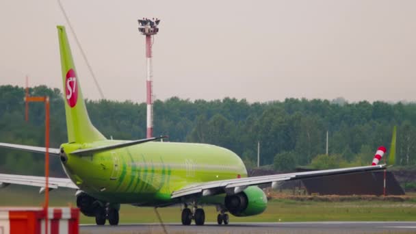 Plane S7 Airlines, rear view — Stock Video