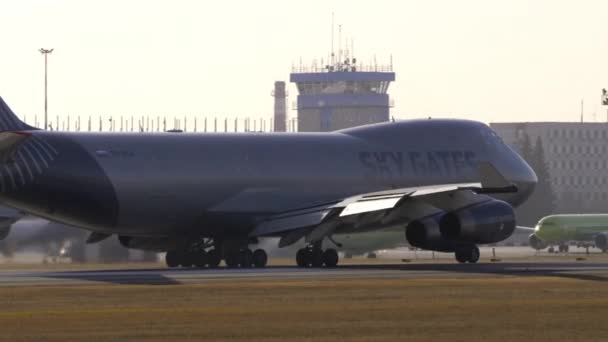 Sky Gates Airlines zrychluje. — Stock video