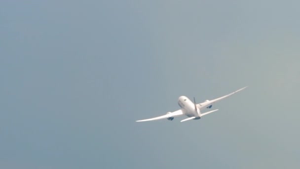 Largo tiro, escalada de avión — Vídeo de stock