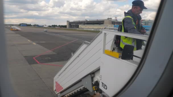 Travailleur de l'aéroport sur l'échelle de l'avion — Video