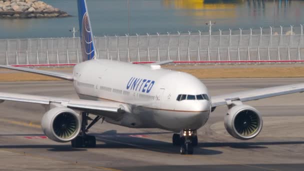 A United airlines boeing 777 — Vídeo de Stock