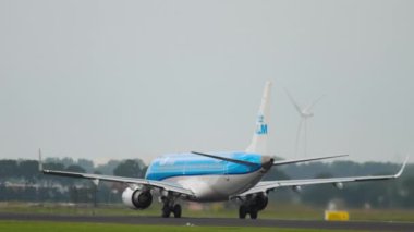 KLM uçağı havalanmak için hızlanıyor