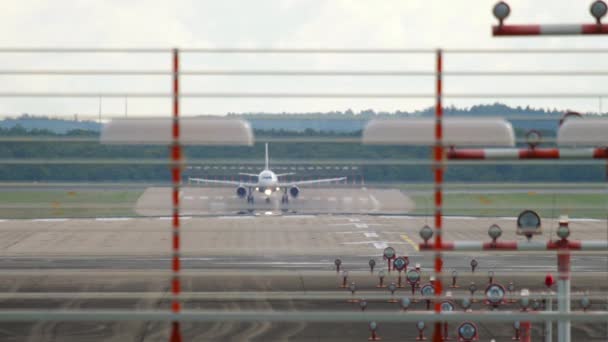 Avião na pista — Vídeo de Stock