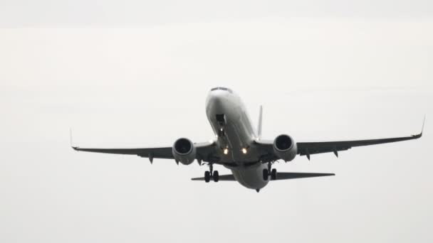 Boeing 737 SilkAir repül felettünk — Stock videók