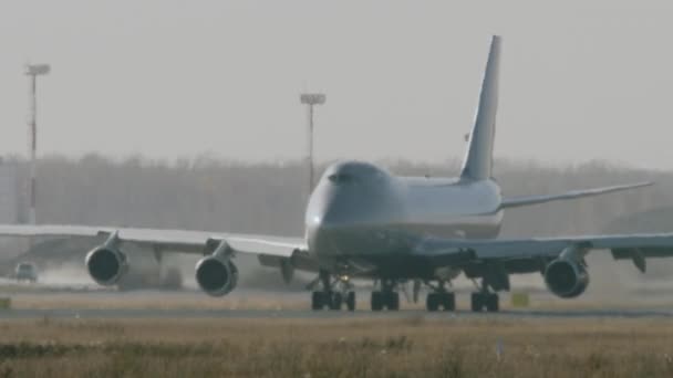 Ogromny samolot we mgle — Wideo stockowe