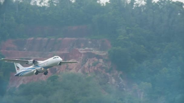 Turbovrtulová letadla stoupají po vzletu — Stock video