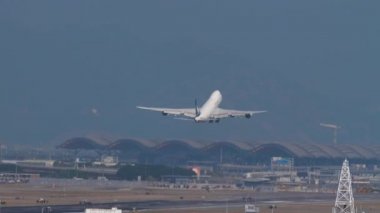 Boeing 747 Pasifik 'e tırman.