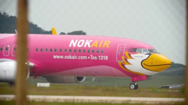 Boeing 737 Nok Air a gurulóúton — Stock videók